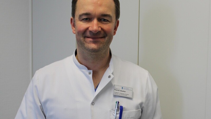 Der Ärztliche Direktor Dr. Florian Stadler nahm die Bären-Spende entgegen.