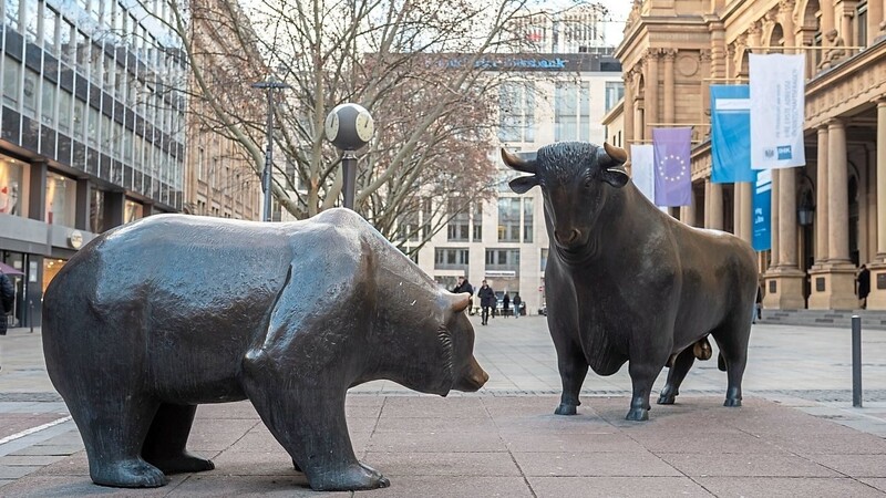 Die Skulpturen "Bulle und Bär" vor der Frankfurter Börse: 54 von 308 börsennotierten Konzernen haben ihre Erwartungen nach unten korrigiert.