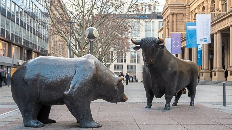Die Skulpturen "Bulle und Bär" vor der Frankfurter Börse: 54 von 308 börsennotierten Konzernen haben ihre Erwartungen nach unten korrigiert.