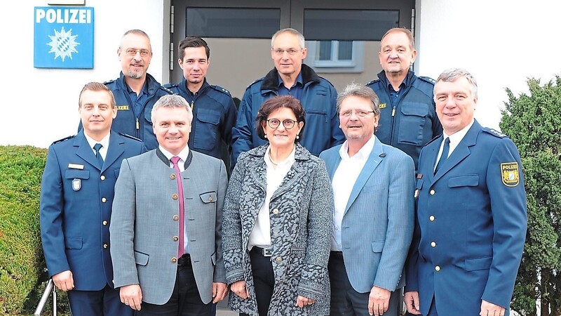 Landrat Peter Dreier, Landtagsabgeordnete Dr. Petra Loibl und Bürgermeister Helmut Haider (vorne, 2. bis 4. von links) statteten der Polizeiinspektion Vilsbiburg einen vorweihnachtlichen Besuch ab.