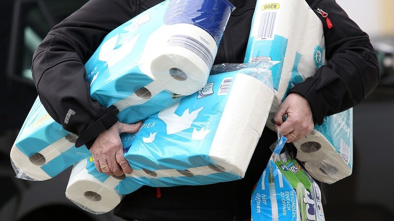 Ein Mann trägt eingekauftes Toilettenpapier und Küchenrollen aus einem Supermarkt. Solche Artikel dürften in Kürze teurer werden. Ein großer Hersteller hat drastische Preiserhöhungen angekündigt.