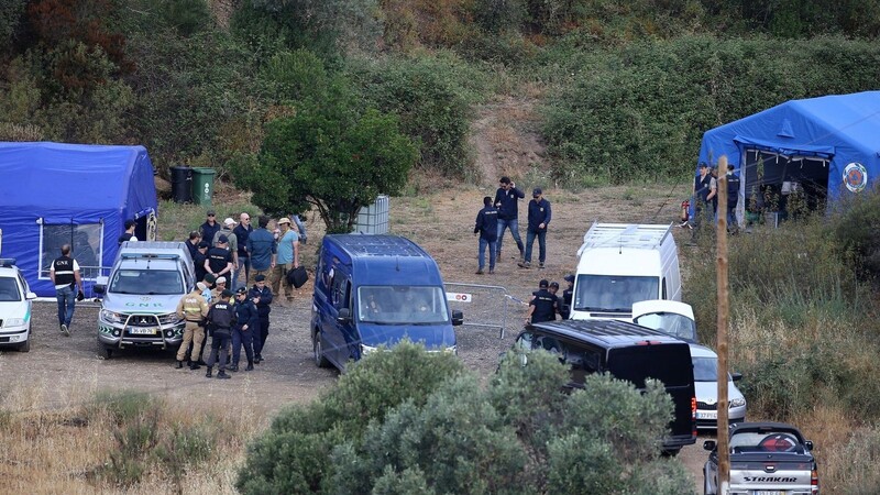 Die portugiesische Polizei bei Untersuchungen in dem Gebiet, wo die Dreijährige zuletzt lebend gesehen wurde.