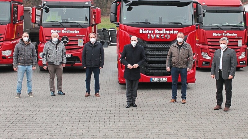 Landtagsabgeordneter Helmut Radlmeier (3.v.l.), Bundestagsabgeordneter Florian Oßner (4.v.l.), Landrat Peter Dreier (2.v.r.) und Bürgermeister Ludwig Robold (r.) besuchten das Transportunternehmen und schauten sich den kürzlich in Dienst genommenen Lastwagen an.