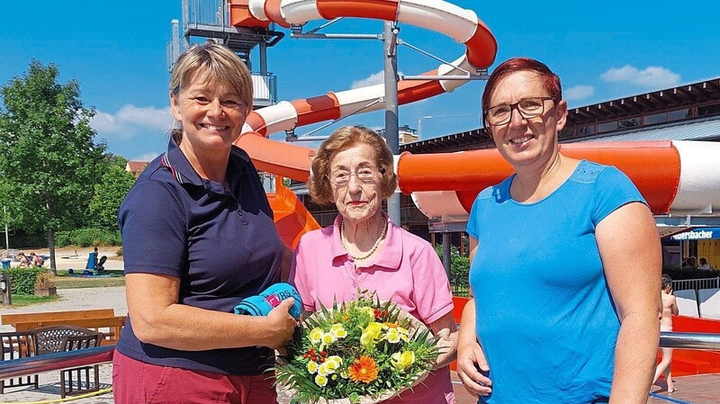 Glückwünsche und einen Blumenstrauß durfte Liselotte Segerer zum 99. Geburtstag von den Übungsleiterinnen entgegen nehmen.