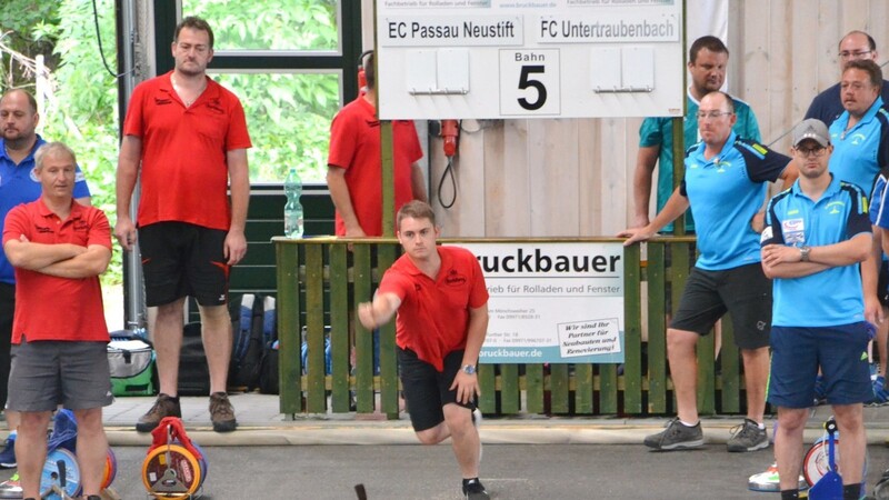 Knapp unterlag der FC Untertraubenbach (rechts) dem EC Passau-Neustift II, für den Philipp Hierl antrat (im Bild bei der Schussabgabe).
