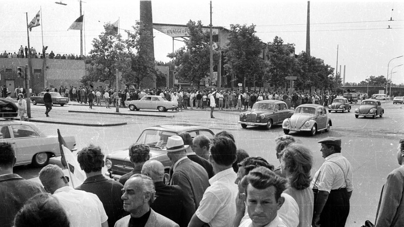 Viel los vor dem Spiel, so hat das in Giesing Tradition: Blick von der Grünwalder Straße Richtung Stadion vor dem Stadt-Derby im Jahr 1965.
