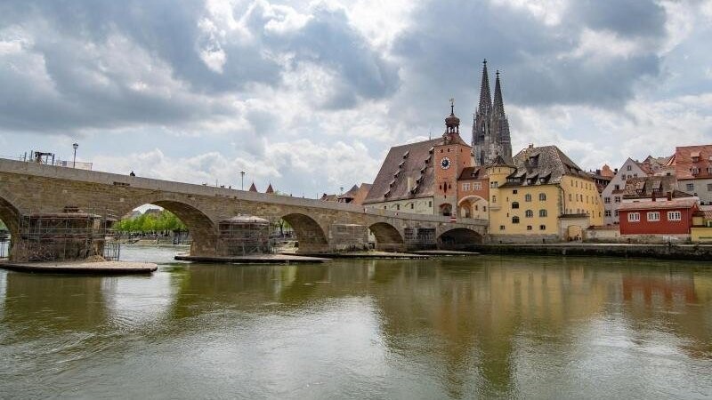 Ein Mann ist am Mittwochabend in Regensburg von der Steinernen Brücke gestürzt. (Symbolbild)