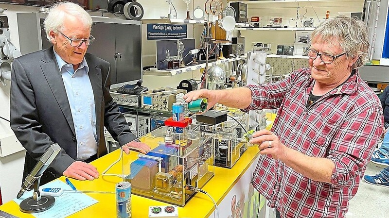 In einzigartiger und erfinderischer Weise bastelte Thomas Rapp aus München wieder Vorführgeräte für den neuen Physik-Lehrpfad. Hier wird eine leere Getränkedose in der Mitte zertrennt.