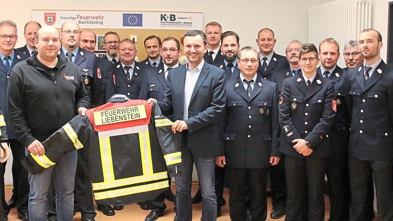 Bürgermeister Markus Hofmann übergab an die Feuerwehren der Stadt die erste Charge an Schutzkleidung.