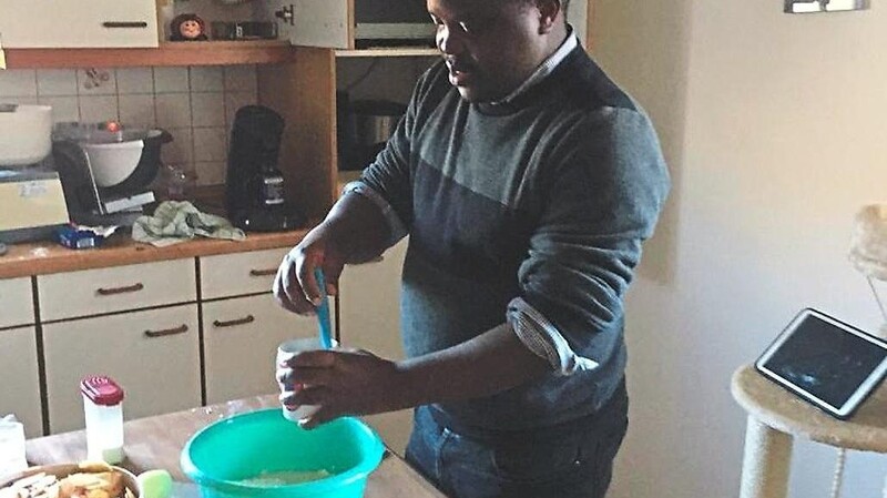 Auch der beliebte Pfarrvikar Stephen Luyima war fleißig bei der Sache und mischte sich unter die Kuchenbäcker.