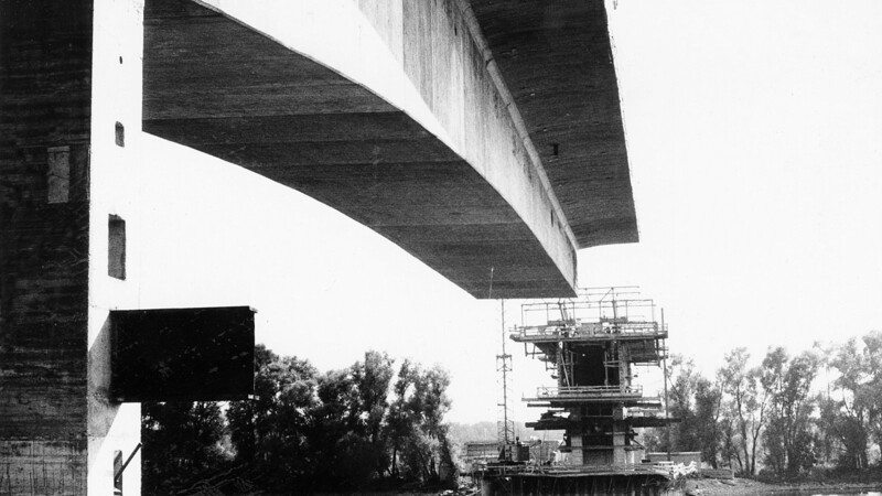 Die Brücke entsteht: Dieses Foto ist im Jahr 1985 aufgenommen worden. Das Bild stammt aus dem Archiv des Straubinger Tagblatts.