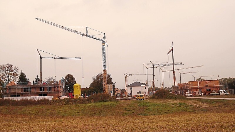 Stellvertretend für den aktuellen Bauboom steht das Baugebiet "Herzogau IV - Ölschlagacker": Auf dem Areal an der Weindlschwaige zwischen Landau und Harburg werden derzeit 23 Parzellen bebaut.