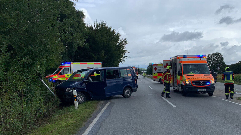 Bei einem Unfall nahe Landshut sind am Samstag mehrere Menschen verletzt worden.