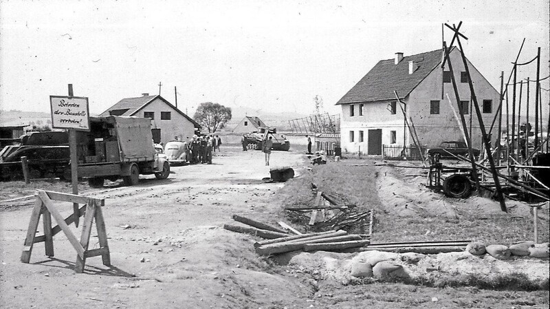 Kulissenhäuser und Panzernachbauten unweit der Florian-Geyer-Brücke während der Dreharbeiten.