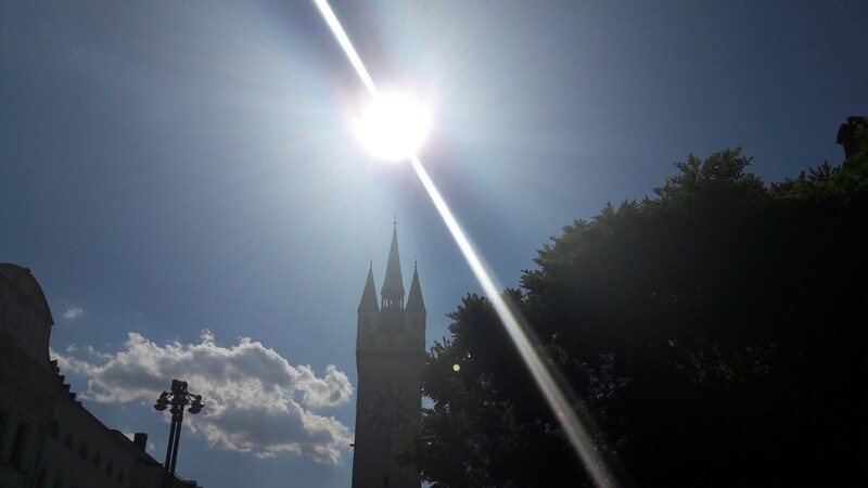 Der Stadtturm in Straubing im Sonnenschein