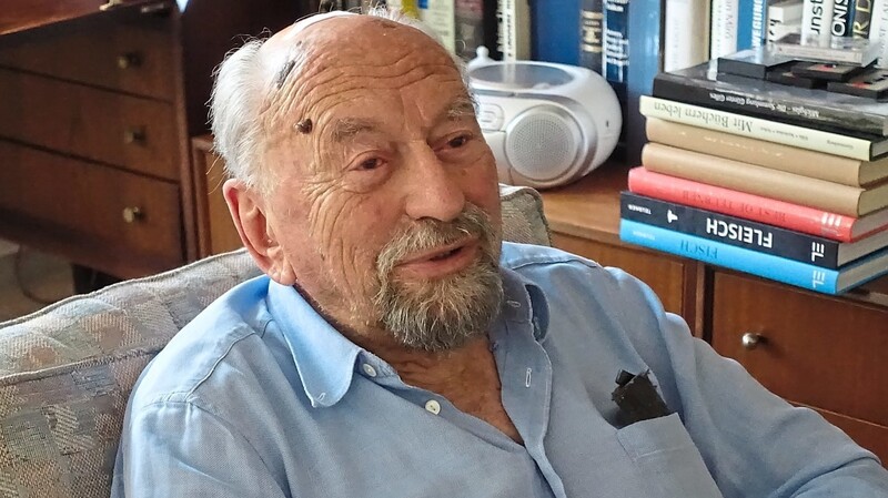 Seit er 100 Jahre alt geworden ist, hat Werner "Peter" Petrenz aufgehört, Geschichten zu schreiben. Korrespondenz führt er aber immer noch.