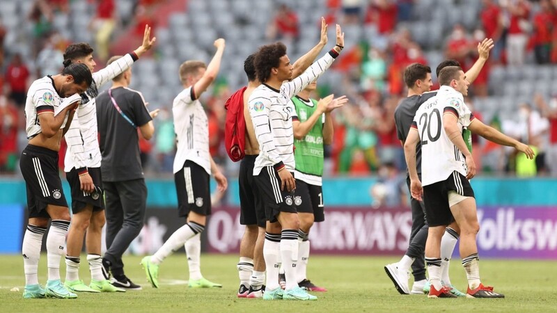 EM, Portugal - Deutschland, Vorrunde, Gruppe F, 2. Spieltag in der EM-Arena München. Deutsche Spieler winken den Fans nach dem Spiel zu.