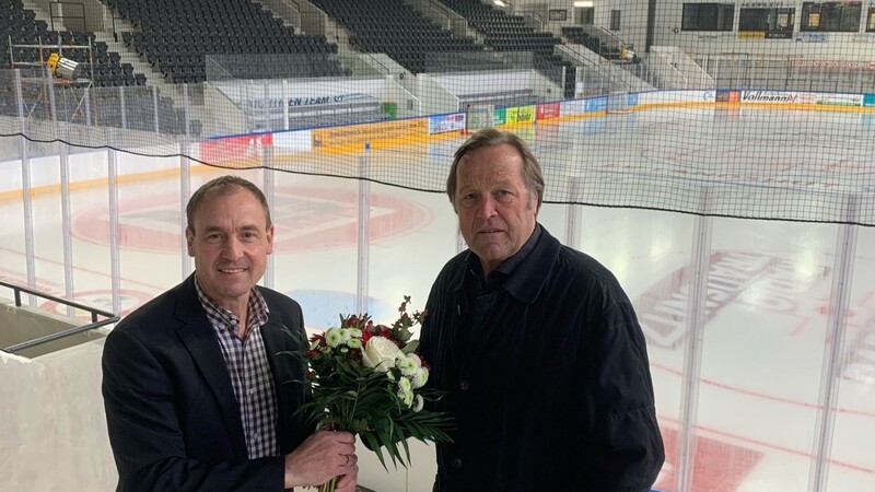 EVL-Geschäftsführer Ralf Hantschke hat der Eishockey-Ikone Erich Kühnhackl im Landshuter Eisstadion zum 70. Geburtstag gratuliert.