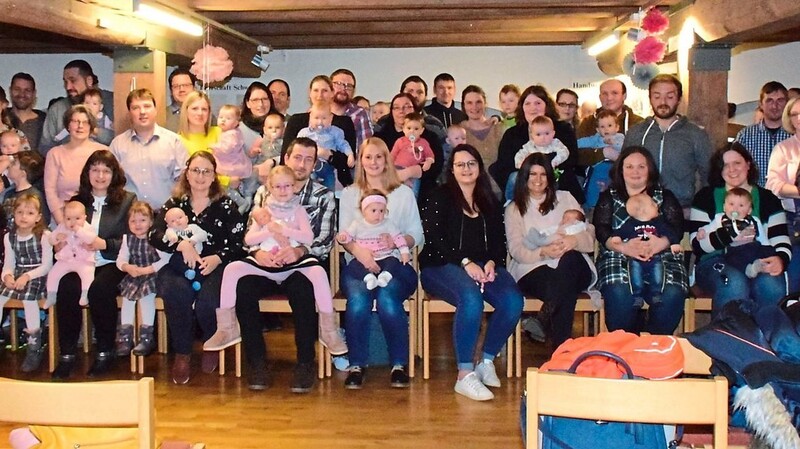 26 von 29 Neugeborenen des Jahres 2019 konnte Bürgermeister Ludwig Reger beim Empfang am Mittwoch im Fürstenkasten willkommen heißen .