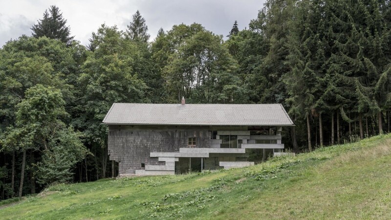 Das Austragshaus steht in Alleinlage am Waldrand nahe Viechtach.