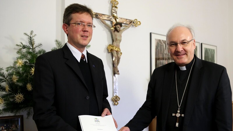 Michael Reißer mit Bischof Rudolf Voderholzer.