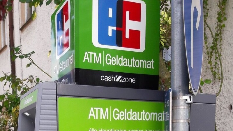 Dieser Geldautomat in der Bahnhofstraße in Bogen bietet die Möglichkeit, Bargeld abzuheben. Dabei ist aufmerksam darauf zu achten, ob zusätzliche Kosten anfallen oder nicht.