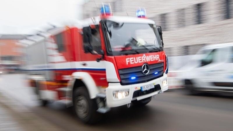 Feuerwehreinsatz am Dienstagmittag in Freising. Dort brannte eine Lagerhalle. (Symbolbild)