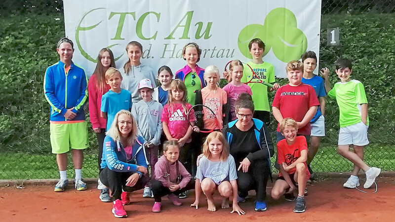 Viel gelernt haben die Kinder beim Tenniscamp mit Trainer Christoph Meister (links).