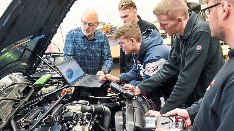 Insbesondere für junge Männer sind alle Berufe rund ums Auto immer noch Traumberufe: Kfz-Mechatroniker zählt daher mit zu den gefragtesten Ausbildungsberufen.