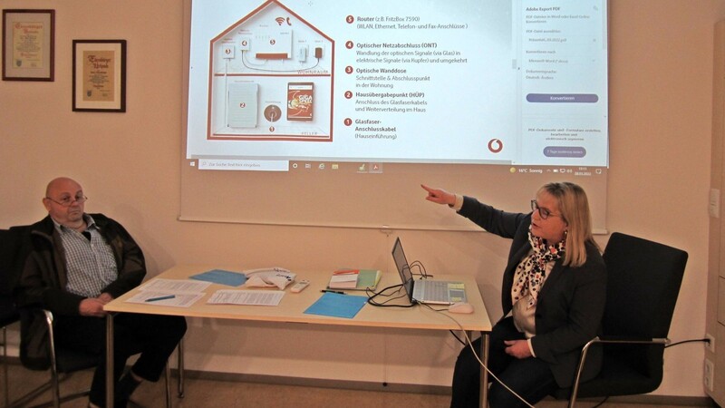Claudia Herla von der Vodafone GmbH informierte im Rahmen einer Präsentation in der Gemeinderatssitzung über die Glasfaserversorgung.