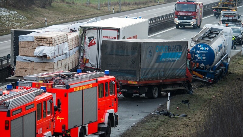 zwei Menschen schwer und einer tödlich verletzt worden. (Foto: dpa) Verkeilte Lastwagen: Bei dem Unfall auf der Autobahn bei Schwandorf sind