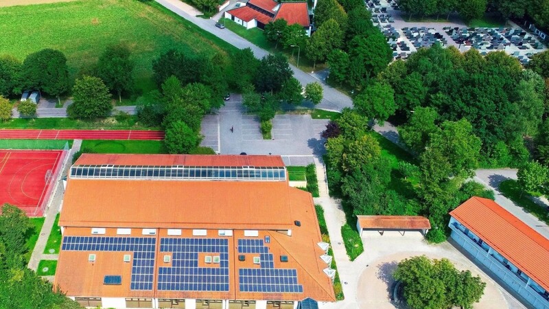 Mit den vom Kommunalunternehmen Markt Schierling betriebenen Photovoltaikanlagen, wie hier auf der Mehrzweckhalle, wurden im Jahre 2020 117 880 Kilowattstunden Strom erzeugt.