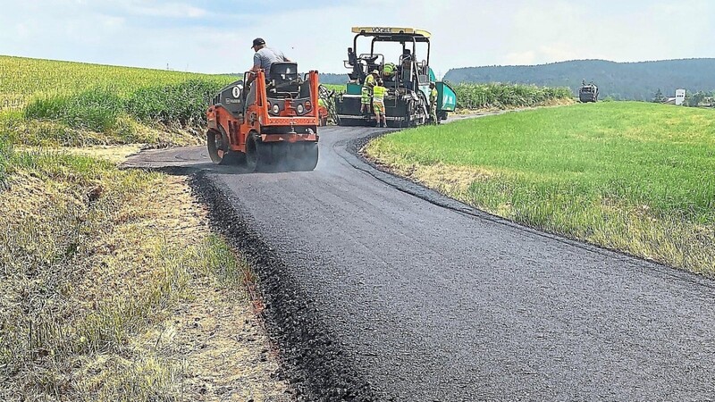 Auch 2022 wird die Kommune mit Asphaltierungen wieder elf Teilstücke von reparaturbedürftigen Gemeindeverbindungsstraßen auf einer Gesamtlänge von über drei Kilometern instand setzen lassen.