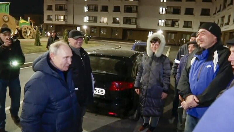 Ein russischer Fernsehsender veröffentlichte Fotos von Wladimir Putin (l.) im Gespräch mit Anwohnern in Mariupol. Erstmals seit Beginn des russischen Angriffskriegs gegen die Ukraine hat Kremlchef Wladimir Putin die besetzten Gebiete des Nachbarlandes besucht.