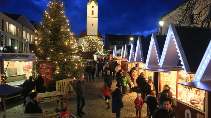 So wie hier in Bad Kötzting, werden vielerorts im Landkreis Cham die Christkindlmärkte eröffnet.