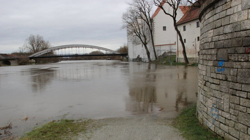 Regen und Tauwetter haben den Wasserstand der Donau auch in Straubing deutlich ansteigen lassen. (Foto: fun)