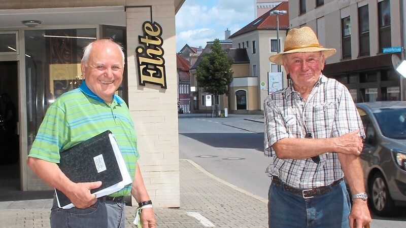 Heimatforscher Nik Söltl (l.) hat mit Otto Heisig, der zur gleichen Zeit in der Nähe von Karl Münch in Landau aufgewachsen ist, die Orte, von denen der Zeitzeuge erzählt, besucht.