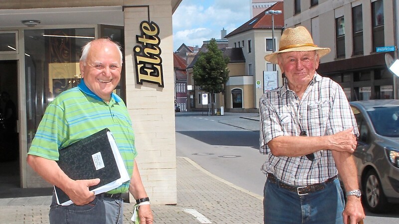 Heimatforscher Nik Söltl (l.) hat mit Otto Heisig, der zur gleichen Zeit in der Nähe von Karl Münch in Landau aufgewachsen ist, die Orte, von denen der Zeitzeuge erzählt, besucht.