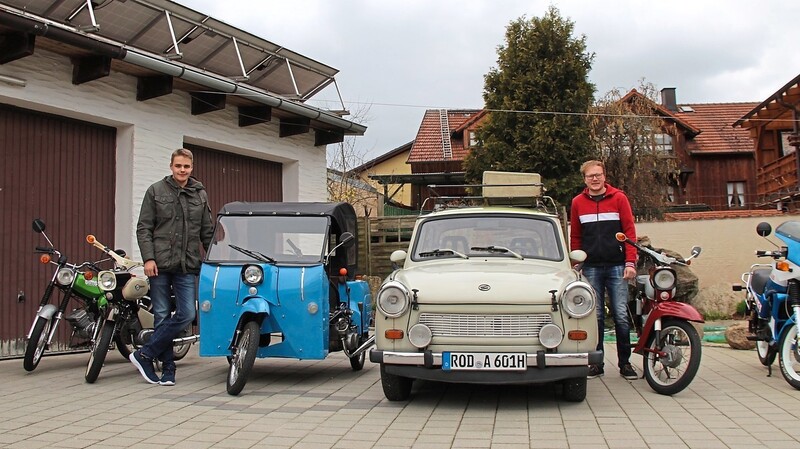 Zu recht stolz auf ihre sorgsam gepflegten und restaurierten Fahrzeuge: Sebastian Bauer (links) und Simon Weitzer (rechts). Bis auf das Herkules-Moped rechts handelt es sich ausschließlich um Fahrzeuge aus der DDR: Simson-Zweiräder und ein Trabant.