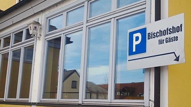 Die Fenster wurden erst vor einigen Jahren zum Teil erneuert. Das Parkplatzschild ist noch keine zwei Jahre alt. Für Gäste wird es nun nicht mehr benötigt.