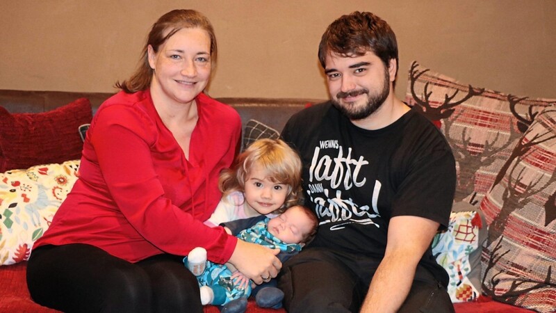 Happy, dass alles gut ausgegangen ist: Sandy und Christian Gruber mit Baby Georg und dessen Schwesterchen Veronika.