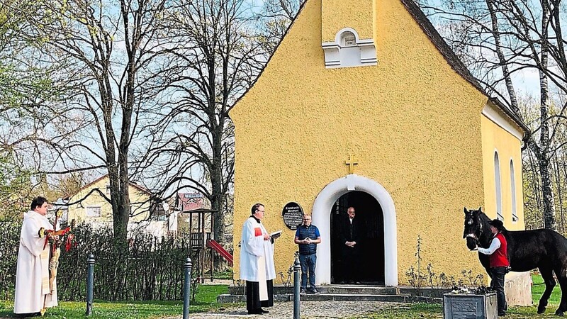 "Gott wird alles zum Guten wenden": Stadtpfarrer Seidl und Kaplan Schmid am Ostermontagvormittag vor der Leonhardikirche.