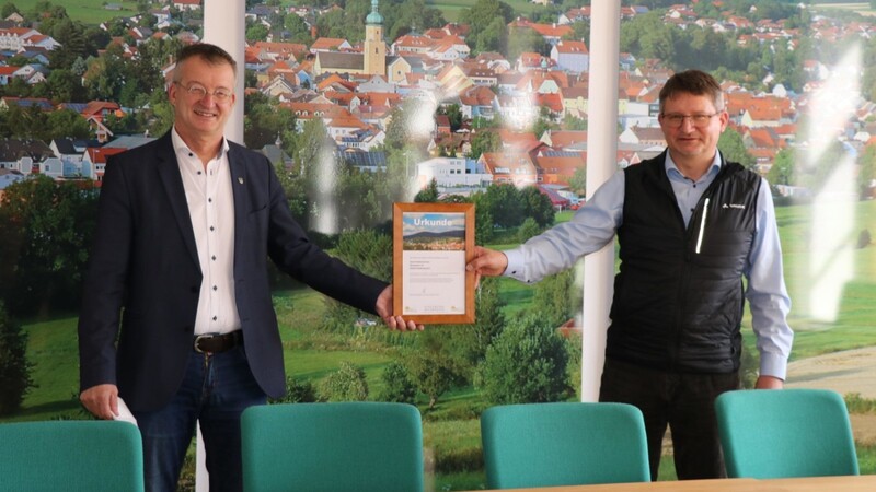 Diese Urkunde bestätigt Bürgermeister Markus Ackermann (links) und Stadtwerkeleiter Stefan Höcherl, dass der erworbene Ökostrom tatsächlich aus erneuerbaren Energien gewonnen wird.