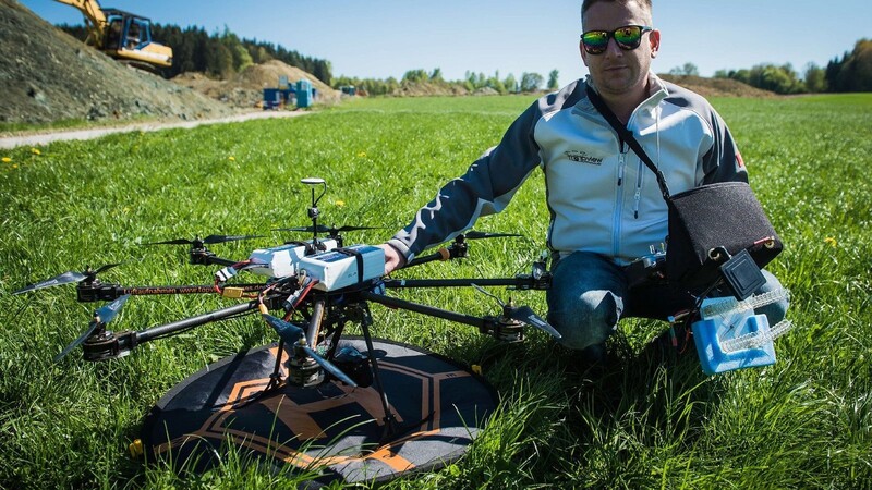 Seit Anfang April gelten für den Umgang mit Drohnen neue Regeln. Für professionelle Copter-Piloten wie Bernd Preis sind die Neuerungen ein zweischneidiges Schwert: In seinen Augen ist die neue Richtlinie übers Ziel hinausgeschossen.