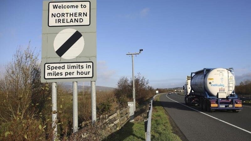 Zurzeit nur ein unauffälliges Schild: die Grenze zwischen Nordirland und der Republik Irland.