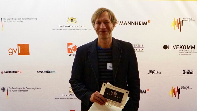 Das Foto zeigt Olli Zilk bei der Verleihung des Applaus 2018 - Das Alte Spital wurde als einer der besten Live-Clubs Deutschlands ausgezeichnet.