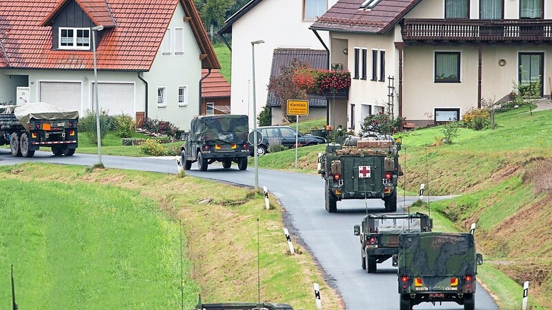 Militärfahrzeuge der US-Armee nahe dem Truppenübungsplatz Grafenwöhr. US-Präsident Donald Trump hatte im Juni eine Verlegung von US-Soldaten aus Deutschland nach Polen ins Spiel gebracht.