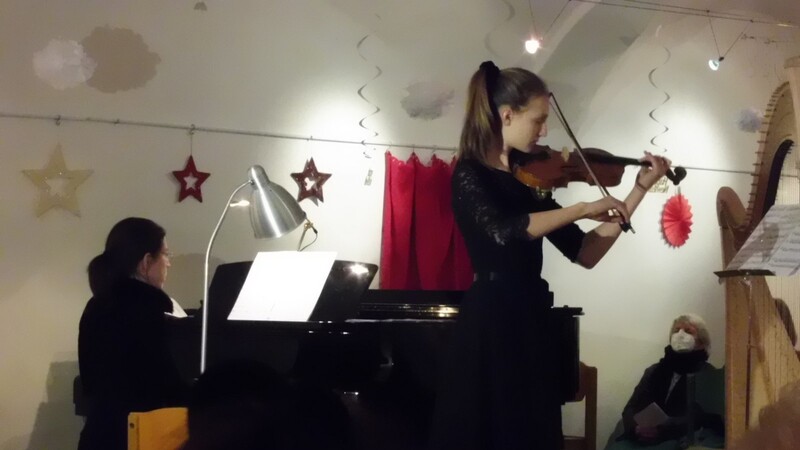 Auf Geige und Klavier zeigten die Nachwuchskünstler ihr Können.