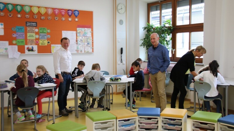 Rektor Erwin Müller, Stefan Schmid und Konrektorin Petra Bichler in einer Klasse, in der das Konzept der "Gelben Schule" angewendet wird.