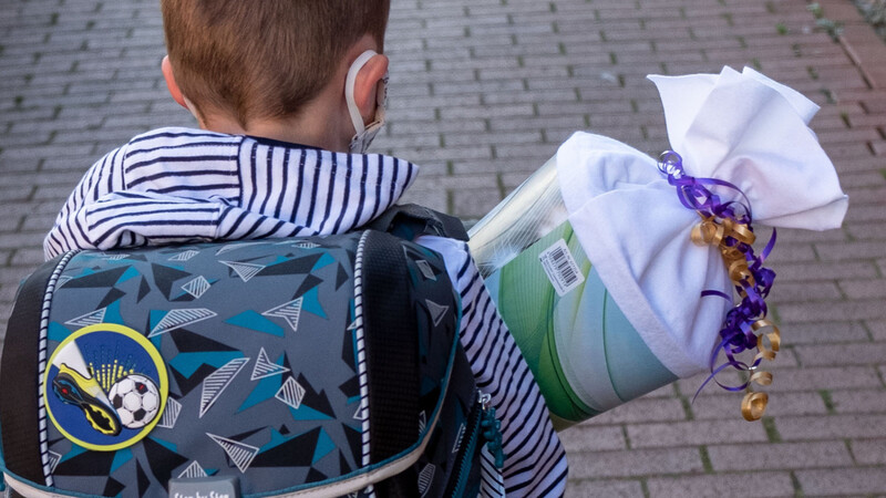 Ein Sechsjähriger trägt an seinem ersten Schultag 2020 eine Maske. Viele bayerische Eltern haben ihre Kinder vergangenes Jahr unter Pandemie-Bedingungen noch nicht eingeschult.